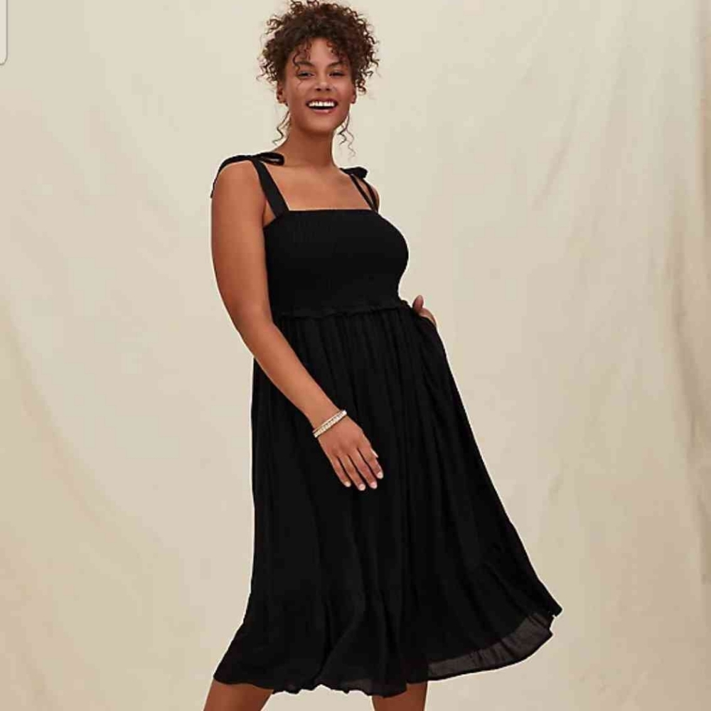TORRID BLACK TEXTURED TIE STRAP SMOCKED MIDI DRESS.  3X